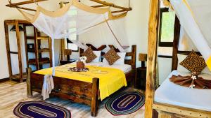 een slaapkamer met 2 stapelbedden en een gele deken bij Z-Breeze Zanzibar in Kiwengwa +211 foto's