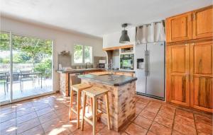 Η κουζίνα ή μικρή κουζίνα στο Stunning Home In Saint Martin De Crau