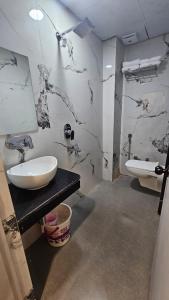 un baño con lavabo y espejo en Dashrath Inn near Ramjanmbhoomi, en Ayodhya