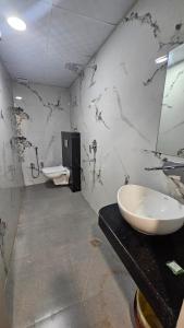 A bathroom at Dashrath Inn near Ramjanmbhoomi