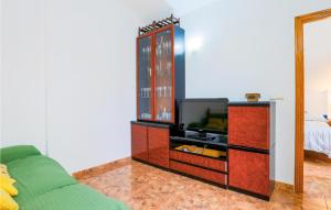 Μια τηλεόραση ή/και κέντρο ψυχαγωγίας στο Cozy Apartment In Los Alcázares