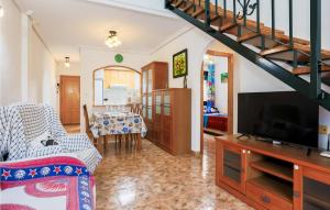 Μια τηλεόραση ή/και κέντρο ψυχαγωγίας στο Cozy Apartment In Los Alcázares