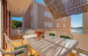 Balkón nebo terasa v ubytování 3 Bedroom Cozy Apartment In Brodarica + 27 fotografií