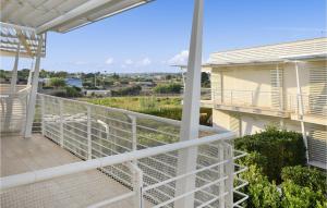 einen Balkon eines Hauses mit weißen Geländern in der Unterkunft Cozy Home In Marina Di Ragusa With Wifi in Marina di Ragusa