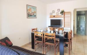 TV a/nebo společenská místnost v ubytování 2 Bedroom Gorgeous Apartment In Rabac