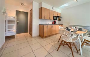 Dapur atau dapur kecil di 1 Bedroom Lovely Apartment In Bredene