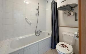 Bilik mandi di 1 Bedroom Lovely Apartment In Bredene