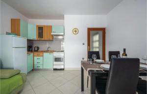 Dapur atau dapur kecil di Nice Apartment In Rabac With Kitchen