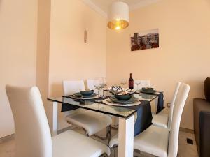 Nápoje v ubytovaní 2239-Lovely 2 bedrooms with pool and paddle court