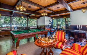een biljartkamer met een pooltafel en stoelen bij Nice Home In Cabar With Wifi in Čabar