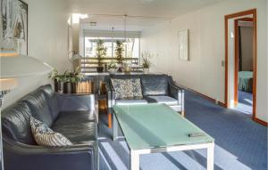 een woonkamer met twee banken en een tafel bij Apartment Ndr Strandvej M-613 in Helsingør
