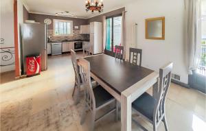 Η κουζίνα ή μικρή κουζίνα στο Cozy Apartment In Béziers With Wi-Fi