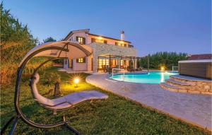Basen w obiekcie 5 Bedroom Awesome Home In Valtura lub w pobliżu