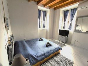 Un dormitorio con una cama con dos animales de peluche encima. en Galaxidi Traditional Villa, en Galaxidhion