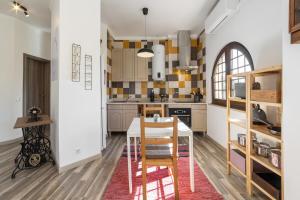 a kitchen with a table and chairs in a room at Casa do Convento in Óbidos