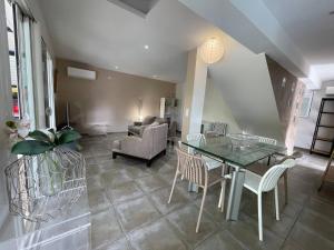 Posezení v ubytování Sète, Belle villa avec piscine !