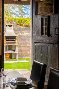 una puerta de madera con una mesa delante de una parrilla en Casa de al Lado en Barcenaciones, en Barcenaciones 40 fotos más