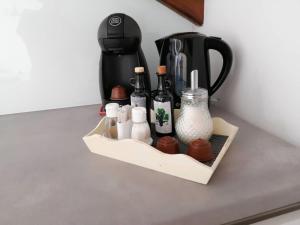 Příslušenství pro přípravu čaje a kávy v ubytování Apartments Filip