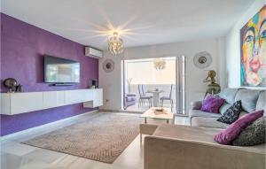 sala de estar con paredes de color púrpura y sofá en Apartment In La Cala De Mijas, en La Cala de Mijas