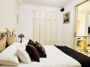Ένα ή περισσότερα κρεβάτια σε δωμάτιο στο Apartamento entero en Chamartín 113