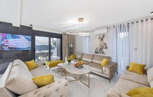 un soggiorno con un divano e un tavolo di 6 Bedroom Stunning Home In Podglavica a Podglavica
