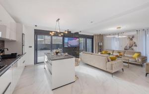 una cucina e un soggiorno con un divano e un tavolo di 6 Bedroom Stunning Home In Podglavica a Podglavica