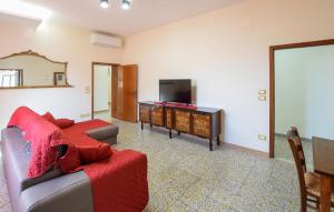 ein Wohnzimmer mit Couch und Flachbildfernseher in der Unterkunft 4 Bedroom Amazing Home In Cortona in Cortona
