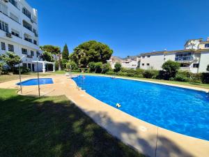 an empty swimming pool in front of a building at Summer Dream House in Torremolinos