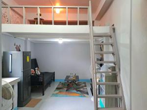 Palanda nebo palandy na pokoji v ubytování Go-Vitug Apartell, 2-8 pax, AC, Netflix, Parking