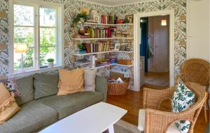 Χώρος καθιστικού στο 4 Bedroom Beautiful Home In Åseda