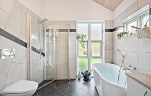 Nice Home In Frørup With Wifi的一间浴室