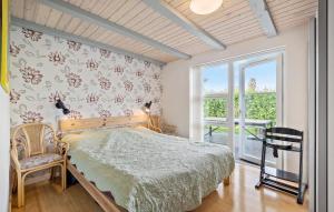 FrørupNice Home In Frørup With Wifi的一间带床和大窗户的卧室 更多8张照片