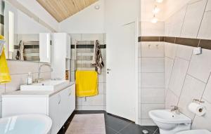 Nice Home In Frørup With Wifi的一间浴室