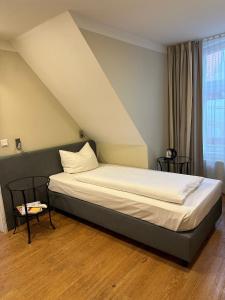 Postel nebo postele na pokoji v ubytování Hotel Zum Roten Tore