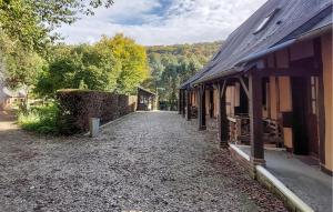 eine Kopfsteinpflasterstraße neben einem Gebäude in der Unterkunft Beautiful Apartment In Montville in Montville