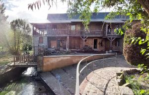 ein altes Haus mit einer Treppe hinauf in der Unterkunft Beautiful Apartment In Montville in Montville