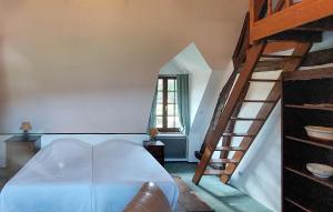 ein Schlafzimmer mit einem weißen Bett und einer Leiter in der Unterkunft Beautiful Apartment In Montville in Montville