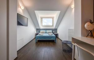 Zimmer im Dachgeschoss mit einem Bett und einem Fenster in der Unterkunft Amazing Home In Balestrate With Wifi in Balestrate