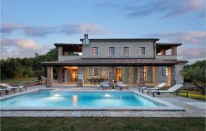 une maison avec une piscine devant une maison dans l'établissement Villa Cantata, à Sveti Lovreč Pazenatički 13 autres photos