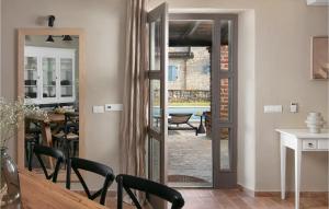 une salle à manger avec une porte donnant sur un patio dans l'établissement Villa Cantata, à Sveti Lovreč Pazenatički