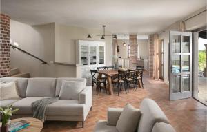 un salon avec un canapé et une table dans l'établissement Villa Cantata, à Sveti Lovreč Pazenatički