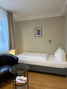 Postel nebo postele na pokoji v ubytování Hotel Zum Roten Tore