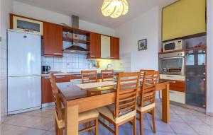 Kuchyň nebo kuchyňský kout v ubytování Holiday Apartment Suhi Potok 07