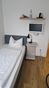Postel nebo postele na pokoji v ubytování Hotel Zum Roten Tore