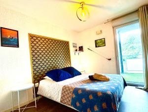 Ένα ή περισσότερα κρεβάτια σε δωμάτιο στο Bel Appartement T3 de 60m2 avec Parking, Terrasse, proche du Métro et du Périph