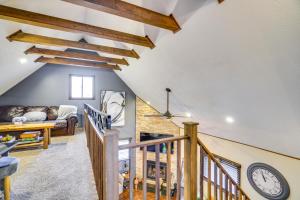 salon ze sklepionym sufitem i drewnianymi belkami stropowymi w obiekcie Private Hot Tub and Game Room Pocono Family Cabin! w mieście Tobyhanna