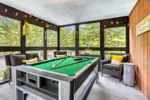 stół bilardowy w pokoju z oknami w obiekcie Private Hot Tub and Game Room Pocono Family Cabin! w mieście Tobyhanna