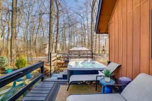 taras ze stołem i wanną na nim w obiekcie Private Hot Tub and Game Room Pocono Family Cabin! w mieście Tobyhanna