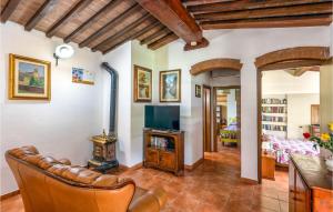Una sala de estar con un sofá y un televisor. en I Cipressi, en Bibbona