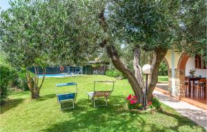 dos sillas y una mesa bajo un árbol en un patio en I Cipressi, en Bibbona 22 fotos más